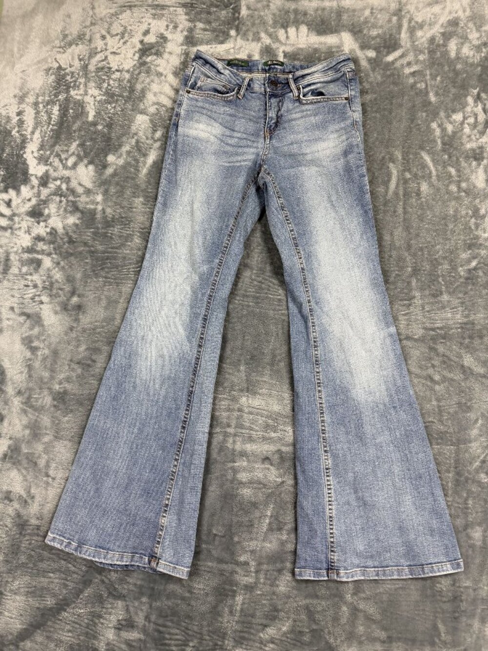 Wild Fable Womens Mid-Rise Flare Jeans Size 4 Light Wash Denim - Picture 1 of 10